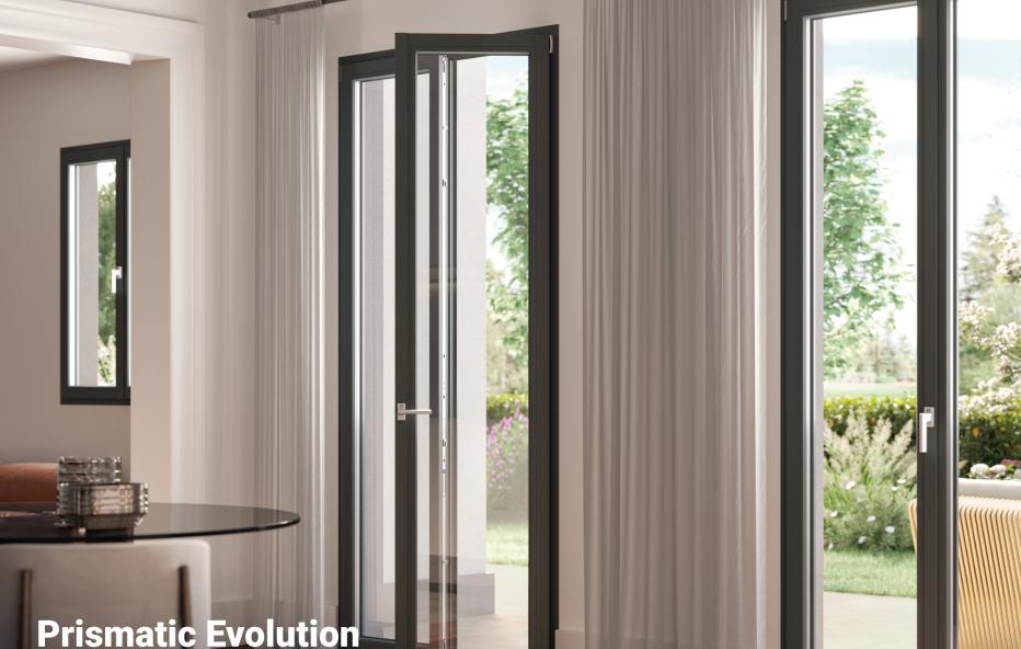 Porta finestra moderna con vetri, tende bianche e vista su giardino verde.